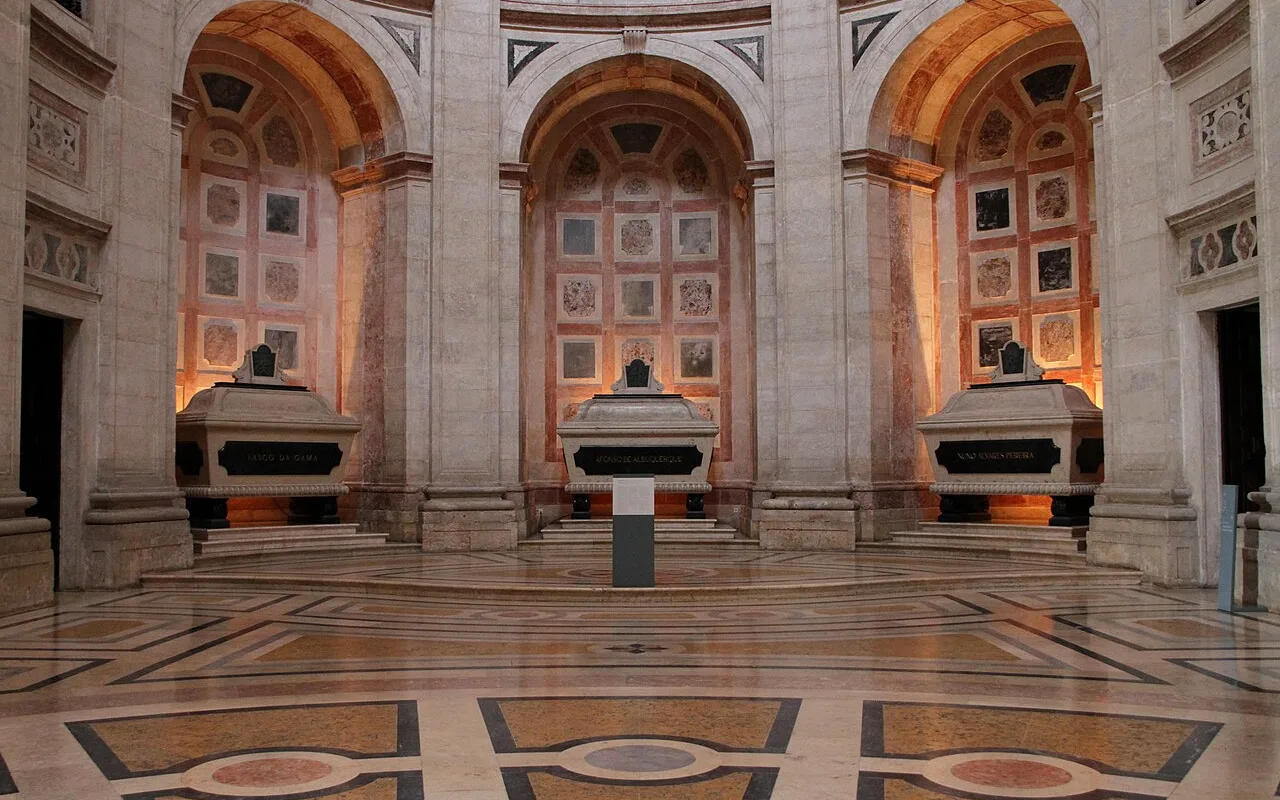 The nave of the Panteão with tombs set in its arms