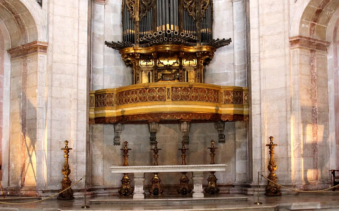 The gilded organ inside the Panteão Nacional